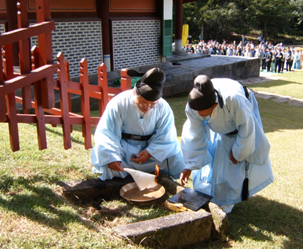 예감에서 축문을 불사르는 중. 